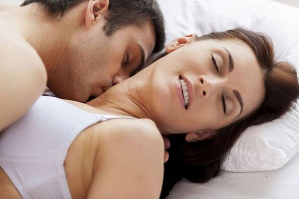 Hommes et femmes excités au lit