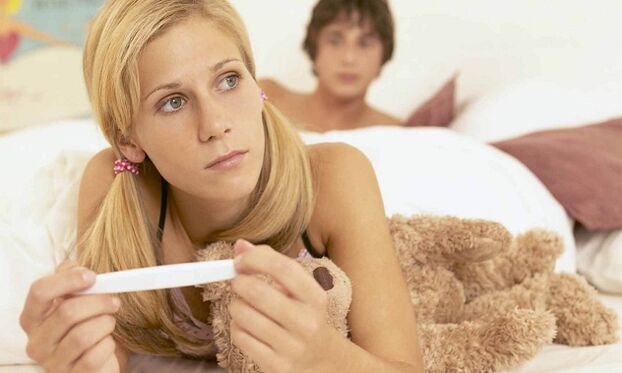 Fille avec test de grossesse